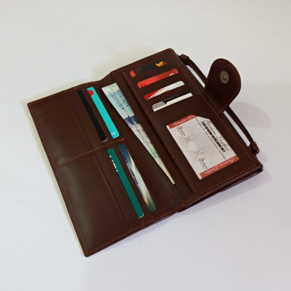 Brown leather wallet for women with magnetic closure