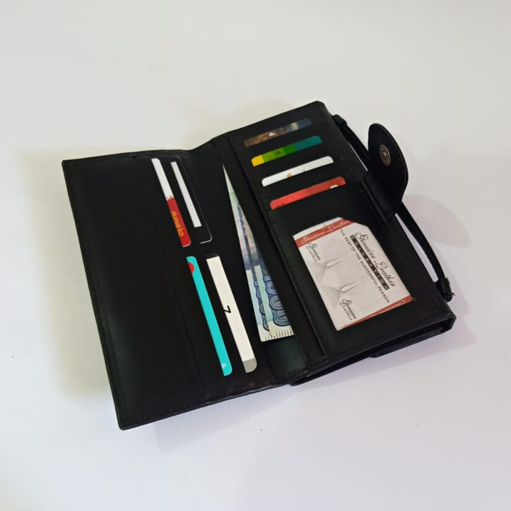 Black leather wallet for women with magnetic closure
