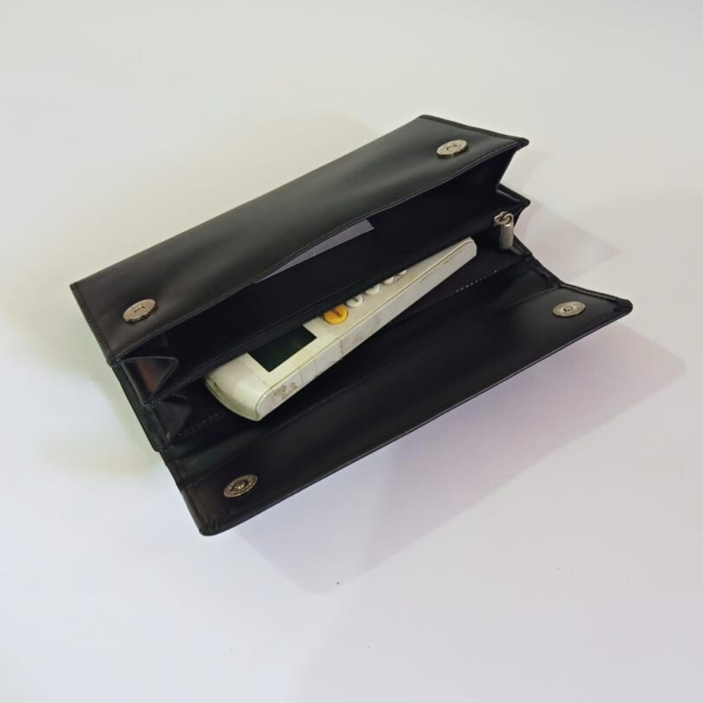 Black leather wallet for women with magnetic closure
