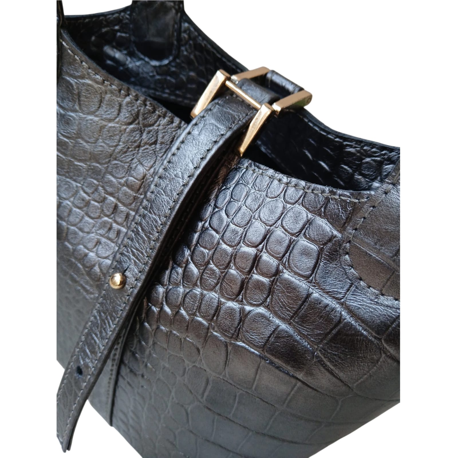women leather bucket handbag with suede lining and internal zipper pocket